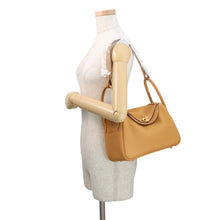 Load image into Gallery viewer, HERMES Lindy Natural Sable Taurillon Clemence Size 26
