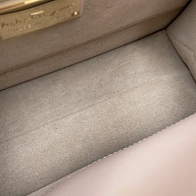 将图像加载到图库查看器中，Ferragamo Ribbon Pattern Flap Shoulder Bag Light Pink/Black21G906 Leather
