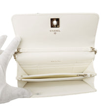 将图像加载到图库查看器中，CHANEL Matelasse ChainShoulder Bag WhiteAP4299 Lambskin/Rhinestone
