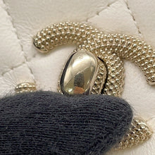 将图像加载到图库查看器中，CHANEL Matelasse ChainShoulder Bag WhiteAP4299 Lambskin/Rhinestone
