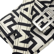 将图像加载到图库查看器中，FENDI Mamma Bucket Waist Pouch - Marc Jacobs Collaboration White/Black7AS138 Nylon
