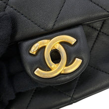 将图像加载到图库查看器中，CHANEL Matelasse Top Handle Mini Flap Bag BlackAS1357 Lambskin
