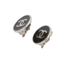 将图像加载到图库查看器中，CHANEL CC Logo Earring Black Metal
