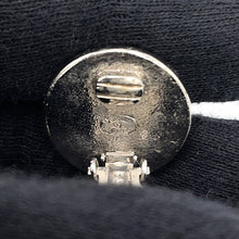 将图像加载到图库查看器中，CHANEL CC Logo Earring Black Metal
