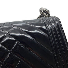 将图像加载到图库查看器中，CHANEL Boy Chanel ChainShoulder Bag BlackA67086 Patent Leather Size 25
