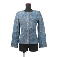 Load image into Gallery viewer, CHANEL Collarless denim jacket Size 38 BlueP70737 94% Cotton, 4% Elastopolyester, 2% Elastane
