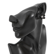 将图像加载到图库查看器中，CHANEL Earring Camellia CC Logo Black Metal Resin
