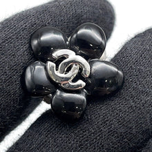 将图像加载到图库查看器中，CHANEL Earring Camellia CC Logo Black Metal Resin
