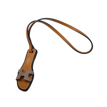 将图像加载到图库查看器中，HERMES Oran Nano Bag Charm Etoupe/Natural Sable/Black Epsom Swift Leather
