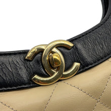 将图像加载到图库查看器中，CHANEL CHANEL 31 Shopping Bag Beige/BlackA57977 Calf Leather Size Large
