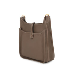 将图像加载到图库查看器中，HERMES Evelyne3 Etoupe Taurillon Clemence Size PM
