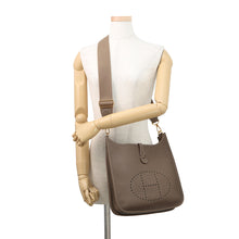 将图像加载到图库查看器中，HERMES Evelyne3 Etoupe Taurillon Clemence Size PM

