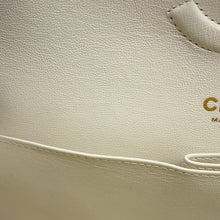 Load image into Gallery viewer, CHANEL Matelasse Double Flap Chain Shoulder Bag WhiteA01112 Caviar Leather Size 25
