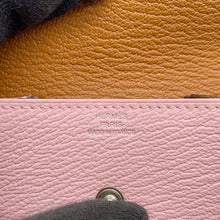 将图像加载到图库查看器中，HERMES Le Van Quatre Verso Rose Sakura/Caramel Chevre Myzore Goatskin
