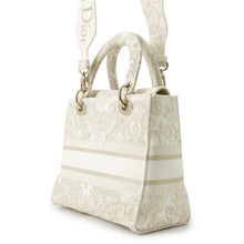 将图像加载到图库查看器中，Dior Lady D-Lite 2WAY Bag White/GoldM0565OESV_M01E Canvas Size Medium
