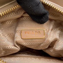 将图像加载到图库查看器中，PRADA Softlux Handbag Beige Leather
