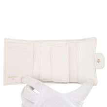 将图像加载到图库查看器中，CHANEL Matelasse Timeless Classics Tri-fold Wallet WhiteAP0229 Caviar Leather
