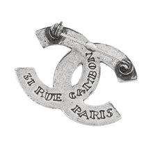 将图像加载到图库查看器中，CHANEL CC Logo Brooch Silver Metal
