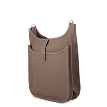 将图像加载到图库查看器中，HERMES Evelyne3 Etoupe Taurillon Clemence Size PM
