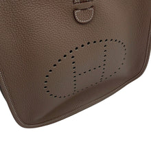 将图像加载到图库查看器中，HERMES Evelyne3 Etoupe Taurillon Clemence Size PM
