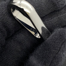 Load image into Gallery viewer, HERMES Evelyne3 Black Taurillon Clemence Size PM
