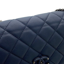 将图像加载到图库查看器中，CHANEL ChainShoulder Bag Navy Calf Leather
