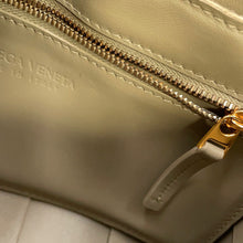将图像加载到图库查看器中，Bottega Veneta Cassette Shoulder Bag Taupe Grey666870VCP111520 Leather
