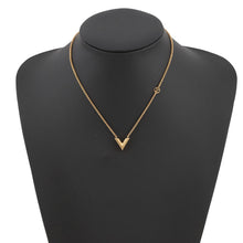 将图像加载到图库查看器中，LOUIS VUITTON Essential V Necklace GoldM00857 Metal
