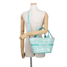 将图像加载到图库查看器中，Dior Toile de Jouy Embroidery Pannier Hat Bag AquamarineM1328CTDT_M51E Canvas

