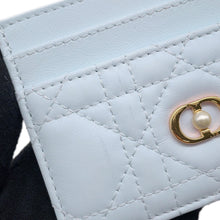 将图像加载到图库查看器中，Dior Dior Jolie Freesia Flat Card Holder Cannage Light BlueS3103UNJB_M00Z Lambskin/Faux Pearl
