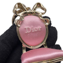 将图像加载到图库查看器中，Dior Chair motif Icon Bag Charm PinkV1975WOMML_D25K Metal Satin
