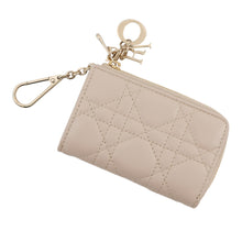 将图像加载到图库查看器中，Dior Lady Dior Yuzu Key Case PowderBeigeS6043ONMJ_M51U Lambskin
