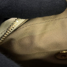 将图像加载到图库查看器中，CHANEL Chain camera bag IvoryAS0137 Leather
