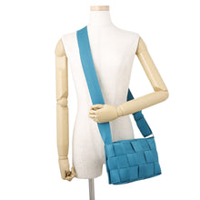 将图像加载到图库查看器中，Bottega Veneta Cassette Shoulder Bag Blue Canvas
