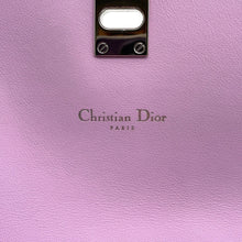 将图像加载到图库查看器中，Dior Turnlock Chain Wallet Pink Leather
