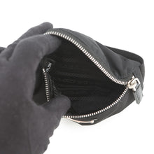 将图像加载到图库查看器中，PRADA Re-Nylon Triangle Logo Wristband Pouch Black2TT095_2DMK_F0002 Nylon

