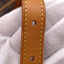 Load image into Gallery viewer, LOUIS VUITTON Pochette・Croissant RedM51510 Monogram
