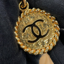 将图像加载到图库查看器中，CHANEL Matelasse Medallion Tote BeigeA01804 Caviar Leather
