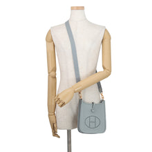 将图像加载到图库查看器中，HERMES Evelyne Long Blue Gacier Taurillon Clemence Size TPM
