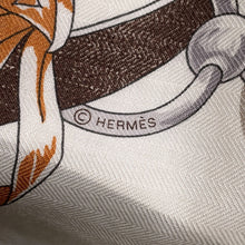 Load image into Gallery viewer, HERMES Triangle Jean Morning Walk White/Caramel/Silver Cashmere70% Silk30%
