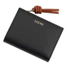 将图像加载到图库查看器中，LOEWE Knot Compact Wallet Black/BrownCEM1NCWX01 Shiny Nappa Calf
