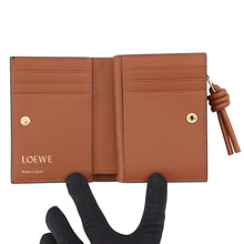 将图像加载到图库查看器中，LOEWE Knot Compact Wallet Black/BrownCEM1NCWX01 Shiny Nappa Calf
