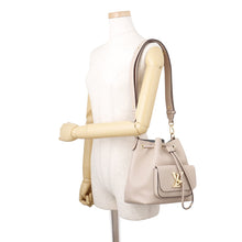 将图像加载到图库查看器中，LOUIS VUITTON Lockme Bucket NV BeigeM57688 Leather
