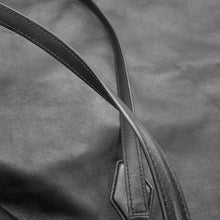 将图像加载到图库查看器中，JIMMY CHOO Drawstring Tote Black Leather
