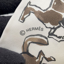 将图像加载到图库查看器中，HERMES Twilly Free Horse CHEVAUX EN LIBERTE White/Vert・Deux Gris/Bronze Silk100%
