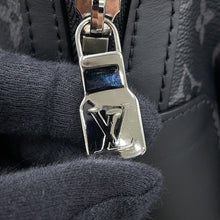 Load image into Gallery viewer, LOUIS VUITTON Discovery・Backpack NoirM22558 Monogram Eclipse Size PM
