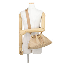 将图像加载到图库查看器中，JIMMY CHOO Cinch Bag Beige Raffia Size Medium
