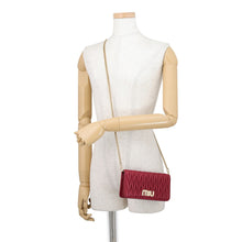 将图像加载到图库查看器中，MIUMIU Matelassé Crystal Chain Wallet Red5DH029 Leather
