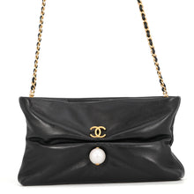 Load image into Gallery viewer, CHANEL CC Logo Pearl ChainClutch Bag BlackAP4613 Shiny Lambskin

