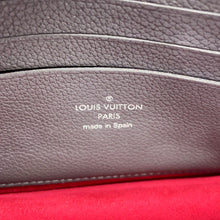 Load image into Gallery viewer, LOUIS VUITTON Pochette Lock Me Chain Lie De Vin/Etain/CrèmeM63470 Calf Leather Size BB
